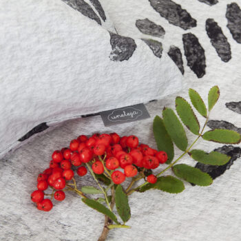 Voodipesu Mustad kassid ja marjad