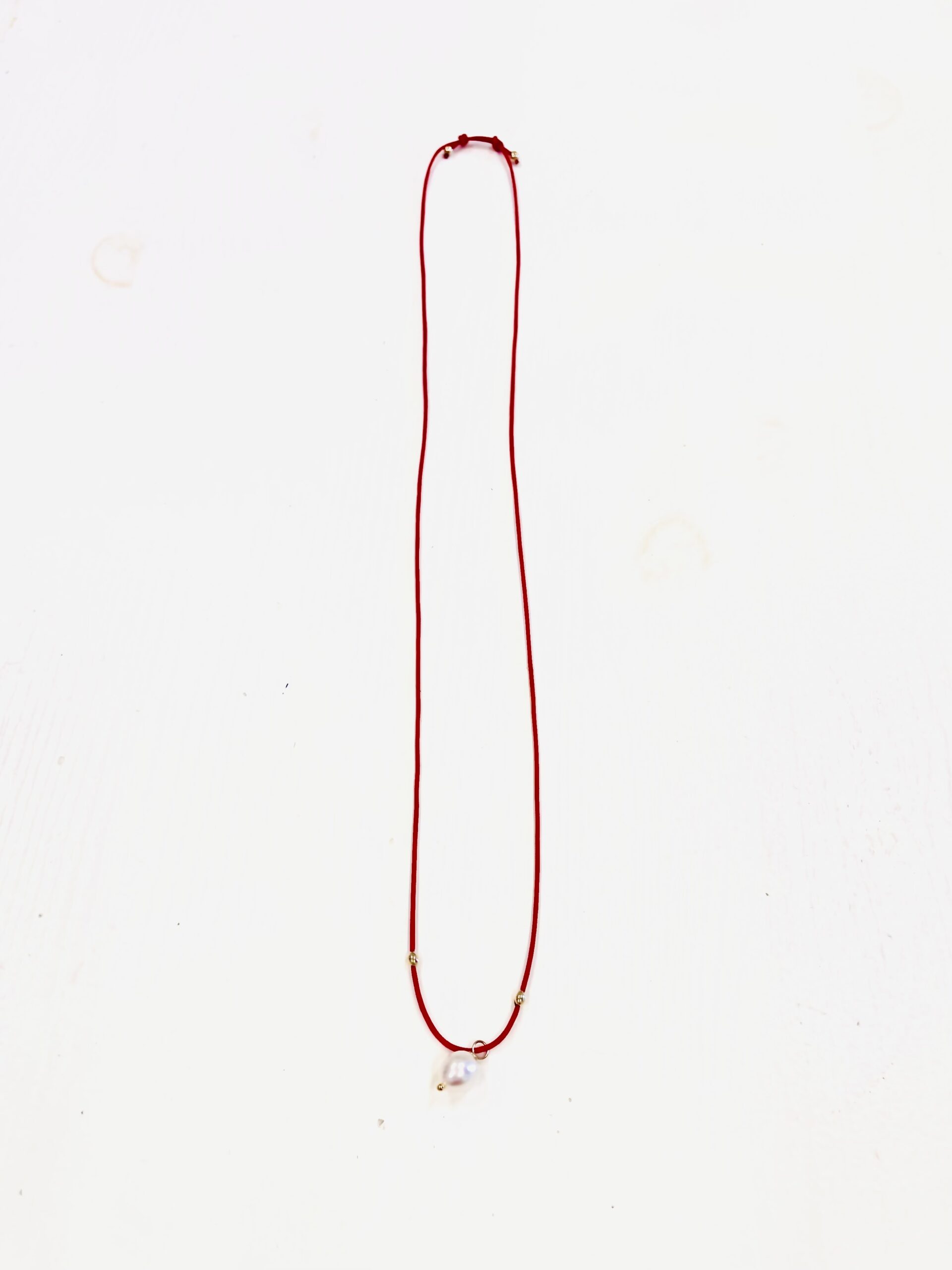 Kaelaehe punase paela ja pärliga 1 Kaelaehe punase paela ja pärliga