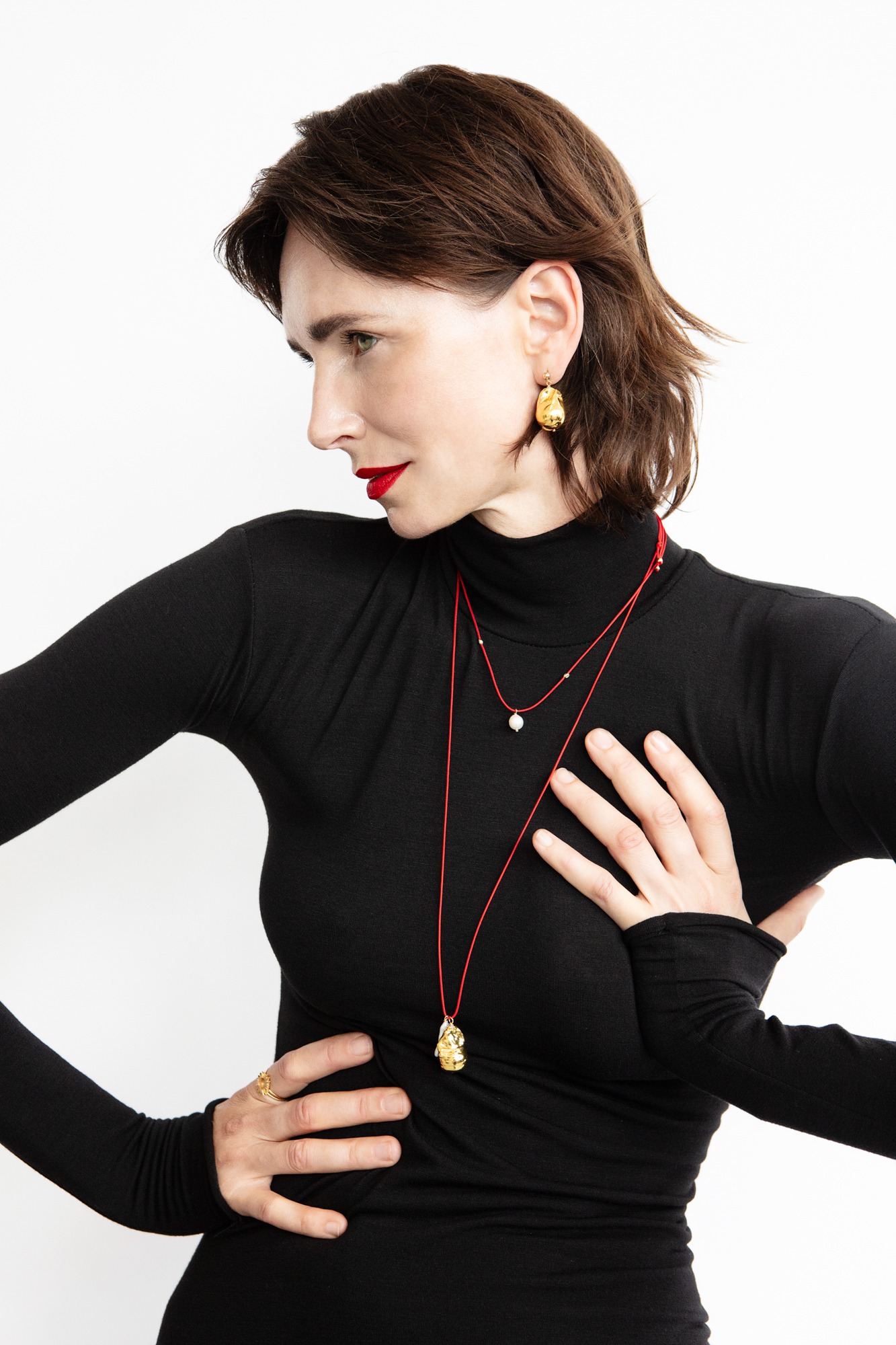 Kaelaehe punase paela ja pärliga 3 Kaelaehe punase paela ja pärliga - Image 3